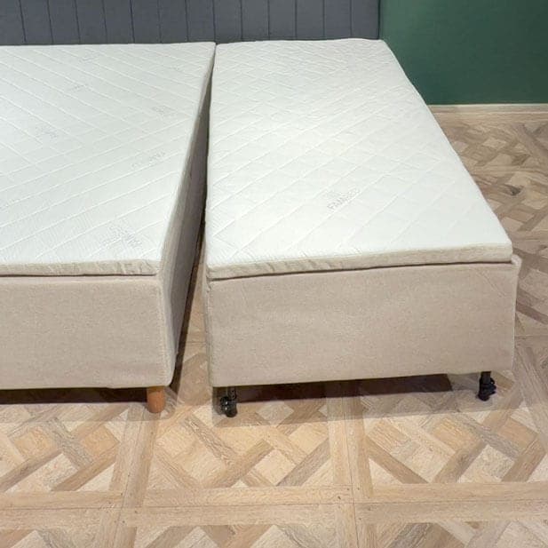 Uitbreidingsbed op wielen naast het bed geschoven, zodat beide slaapoppervlakken op gelijke hoogte liggen