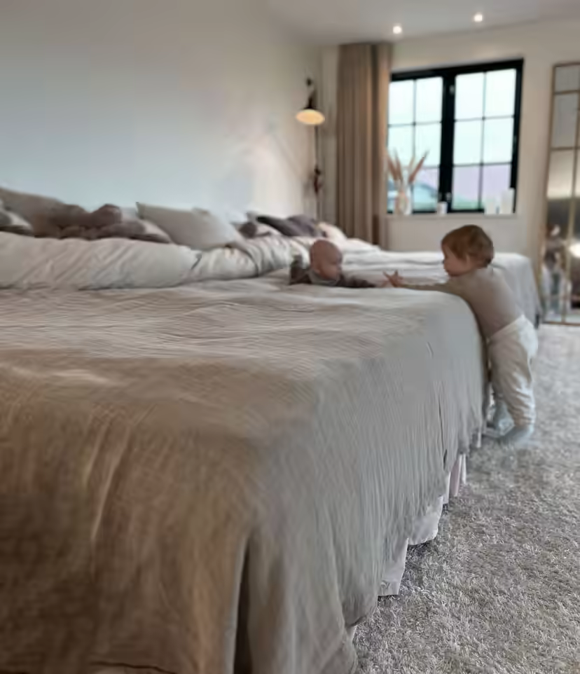 Gezin dat samen slaapt in een 360 cm breed FamBed familiebed